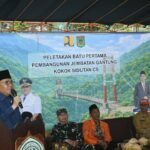 Bupati Lombok Utara, H. Najmul Akhyar, bersama Anggota DPR RI Abdul Hadi meresmikan jembatan gantung di DAM Santong senilai Rp11 miliar guna memperlancar akses pertanian dan pendidikan.