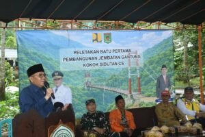 Bupati Lombok Utara, H. Najmul Akhyar, bersama Anggota DPR RI Abdul Hadi meresmikan jembatan gantung di DAM Santong senilai Rp11 miliar guna memperlancar akses pertanian dan pendidikan.