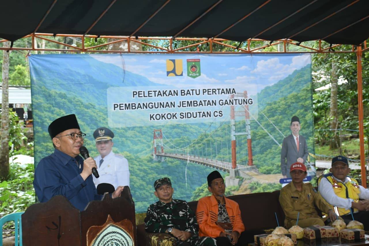 Bupati Lombok Utara, H. Najmul Akhyar, bersama Anggota DPR RI Abdul Hadi meresmikan jembatan gantung di DAM Santong senilai Rp11 miliar guna memperlancar akses pertanian dan pendidikan.
