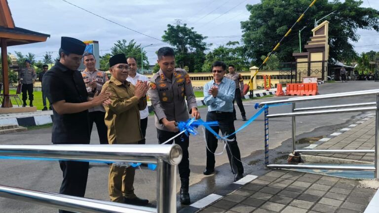 Kapolres Lombok Utara bersama Bupati dan Ketua DPRD meresmikan videotron serta renovasi berbagai fasilitas pelayanan publik guna meningkatkan kenyamanan masyarakat.