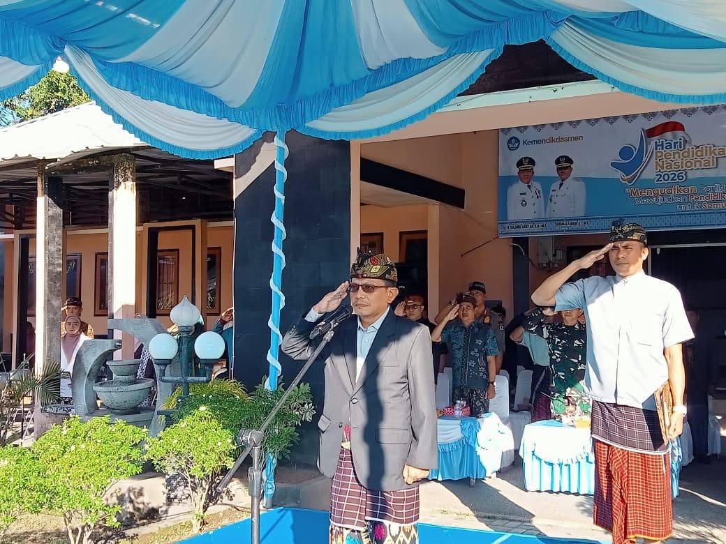 Sekda Lombok Utara Sahabudin memimpin upacara Hardiknas 2026, menekankan transformasi kurikulum, penguatan karakter, dan digitalisasi pendidikan demi mencetak SDM unggul di era global.