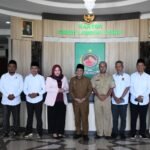 Bupati Lombok Utara H. Najmul Akhyar menerima kunjungan KI NTB untuk memperkuat sinergi keterbukaan informasi publik dan mewujudkan tata kelola pemerintahan yang transparan serta akuntabel.