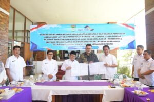 Bupati Lombok Utara Najmul Akhyar dan Direktur Utama BPR NTB Faisal menandatangani kerja sama strategis pengelolaan keuangan daerah dan akses pembiayaan UMKM senilai Rp5,3 miliar.