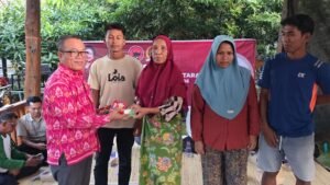 Lalu Muhammad Zaki Bagikan 500 Kartu BPJS Ketenagakerjaan Gratis untuk Konstituen di Bayan
